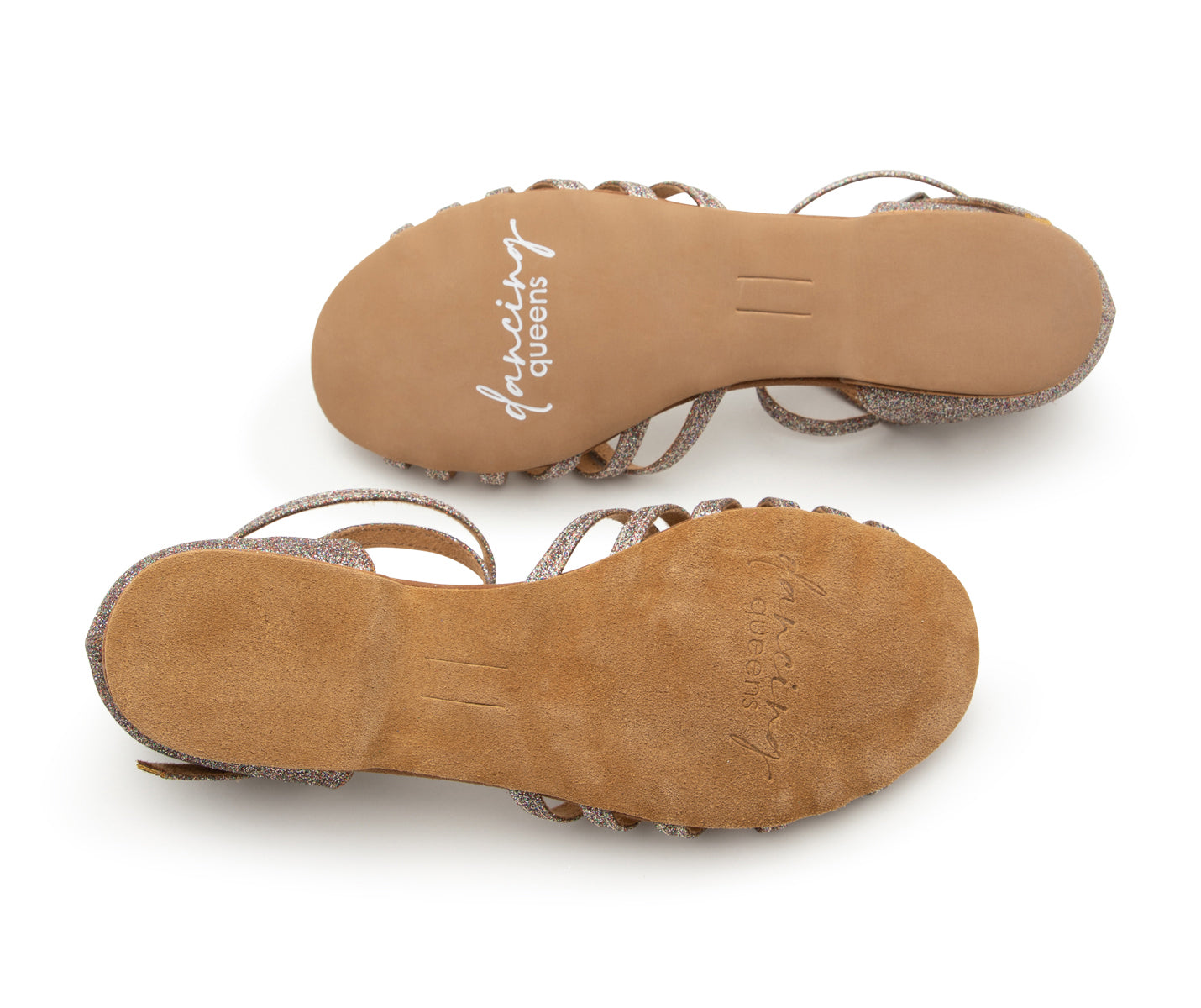 Zwei DQ02 flache Tanzschuhe in Multiglitter von Dancing Queens sind einzeln abgebildet; auf einem steht "dancing queens".